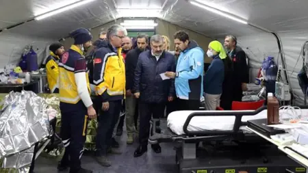 وزير الصحة التركي يتوجه إلى المستشفى الميداني في هاتاي بعد الزلازل الجديدة وزير الصحة التركي يتوجه إلى المستشفى الميداني في هاتاي بعد الزلازل الجديدة