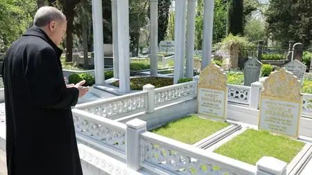 الرئيس أردوغان يزور قبري والديه  الرئيس أردوغان يزور قبري والديه