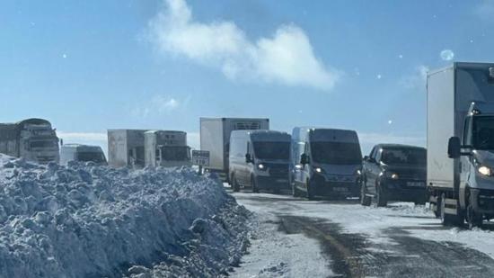 إنقاذ 40 مركبة عالقة بسبب عاصفة ثلجية في تركيا