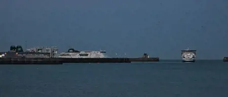 محتجون يغلقون ميناء دوفر البريطاني