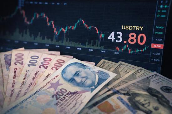 الدولار مقابل الليرة يغلق الأسبوع عند 43.8