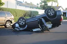 وفاة أم وابنها بعد انقلاب سيارتهما في قناة صرف بأضنة.. وإصابة الأب وابنته