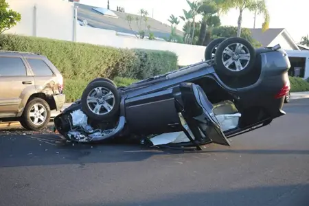 وفاة أم وابنها بعد انقلاب سيارتهما في قناة صرف بأضنة.. وإصابة الأب وابنته