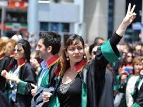 تركّز المحامين في مدينتين يثير الجدل