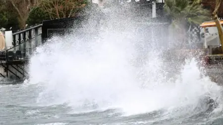 الأرصاد الجوية التركية تحذر من عاصفة قوية في بحر إيجه في هذا الموعد