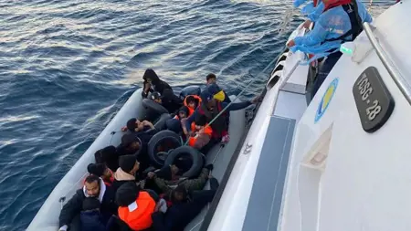 إنقاذ 109 مهاجرين غير شرعيين غالبيتهم أطفال في إزمير إنقاذ 109 مهاجرين غير شرعيين غالبيتهم أطفال في إزمير