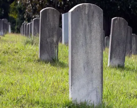 مواطن تركي يشعل النار في قبر شخص متوفى بسبب الديون مواطن تركي يشعل النار في قبر شخص متوفى بسبب الديون