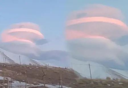 أتراك يرصدون سحابة غريبة الشكل في سماء ولاية فان أمس ويعتبرونها "نذير زلزال"  أتراك يرصدون سحابة غريبة الشكل في سماء ولاية فان أمس ويعتبرونها "نذير زلزال"