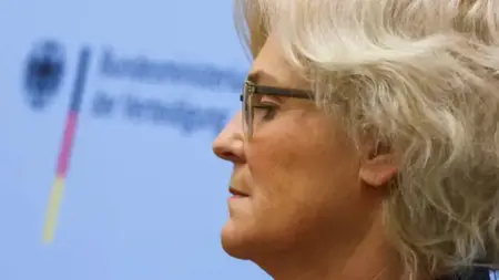 استقالة وزيرة الدفاع الألمانية كرستين لامبرخت استقالة وزيرة الدفاع الألمانية كرستين لامبرخت