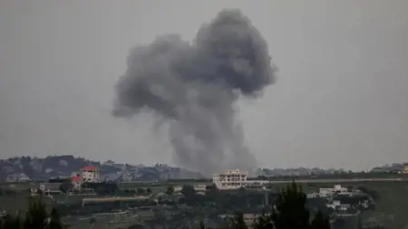 الاحتلال يواصل قصف جنوب لبنان رغم اتفاق وقف إطلاق النار.. غاراتٌ ليلية وقذائف مدفعية