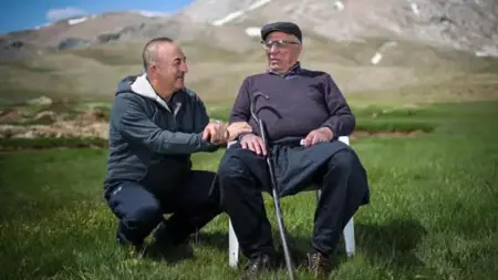 شخصيات سياسية بارزة تواسي وزير الخارجية التركي الأسبق مولود تشاووش أوغلو عقب وفاة والده شخصيات سياسية بارزة تواسي وزير الخارجية التركي الأسبق مولود تشاووش أوغلو عقب وفاة والده