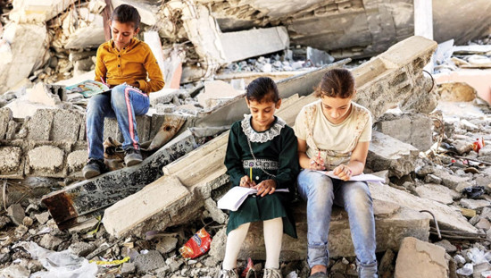 أستاذ إيطاليّ يقترح منح نوبل للسلام لأطفال غزة.. حملة تلقى دعماً وجدلاً