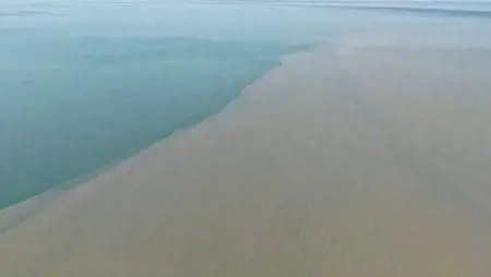 تحول لون البحر إلى اللون البني في كاستامونو