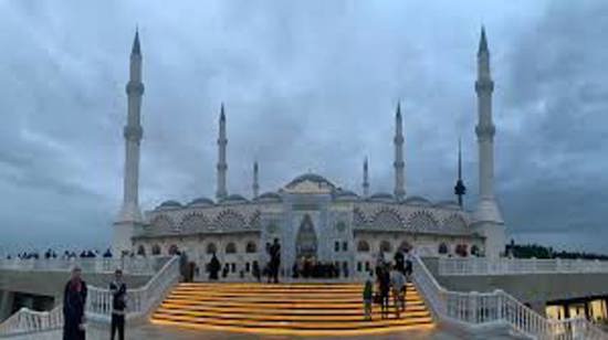الجوامع في تركيا تستقبل آخر أيام رمضان بصلوات وتراويح 