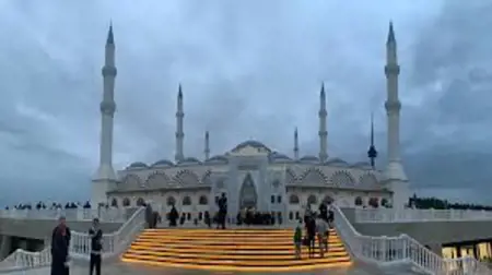 الجوامع في تركيا تستقبل آخر أيام رمضان بصلوات وتراويح 