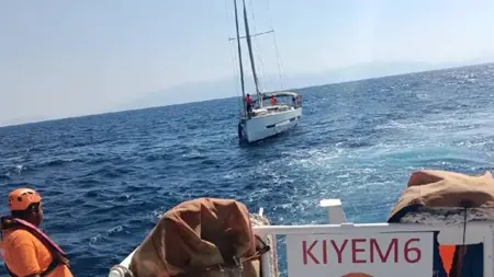 إنقاذ شخصين من قارب انجرف قبالة ساحل بودروم في موغلا إنقاذ شخصين من قارب انجرف قبالة ساحل بودروم في موغلا