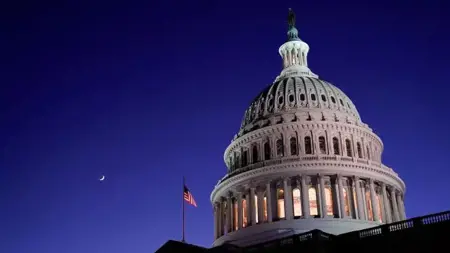 الأجسام الطائرة المجهولة تعود بقوة للكونجرس ونواب يتهمون الحكومة بإخفاء معلومات حول القضية الأجسام الطائرة المجهولة تعود بقوة للكونجرس ونواب يتهمون الحكومة بإخفاء معلومات حول القضية