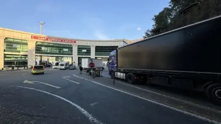 كثافة الشاحنات عند بوابة سارب الحدودية أكبر بوابة برية في تركيا تحطم رقما قياسياً كثافة الشاحنات عند بوابة سارب الحدودية أكبر بوابة برية في تركيا تحطم رقما قياسياً