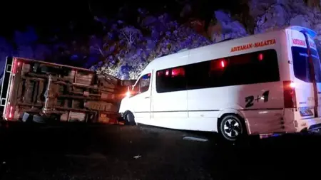 إصابة 23 عاملاً زراعياً في تصادم حافلة صغيرة وشاحنة صغيرة بغيرسون