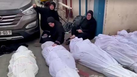 إسرائيل تمنع دفن المئات من جثث الشهداء المتراكمة في باحات مستشفى الشفاء