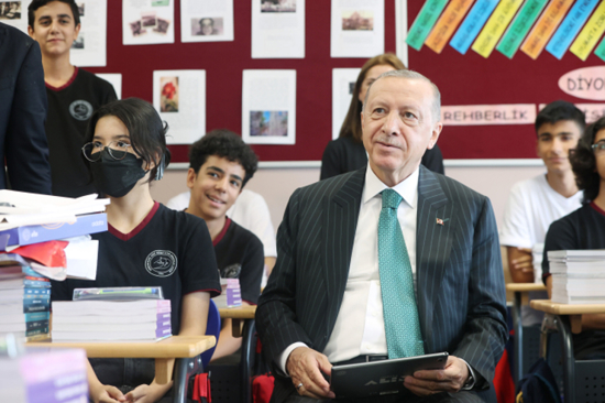 في أجواء احتفالية: أردوغان يشارك الطلاب يومهم الأول في العام الدراسي الجديد