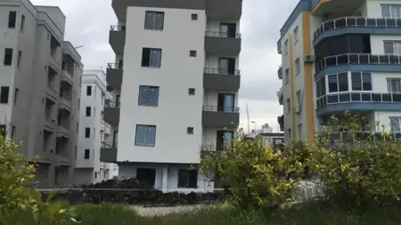 ميل مبنى حديث مكون من 4 طوابق إلى جانبه في مرسين التركية ميل مبنى حديث مكون من 4 طوابق إلى جانبه في مرسين التركية