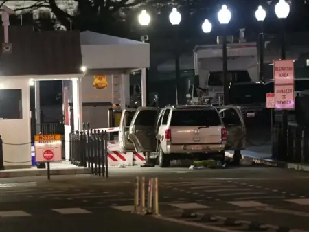 بالصور: سيارة تصطدم بسياج البيت الأبيض والسلطات تتحرك بالصور: سيارة تصطدم بسياج البيت الأبيض والسلطات تتحرك