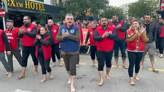 احتجاج «الأقدام الحافية» لعمال بلدية إزمير