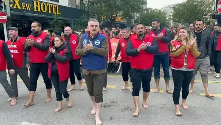 احتجاج «الأقدام الحافية» لعمال بلدية إزمير