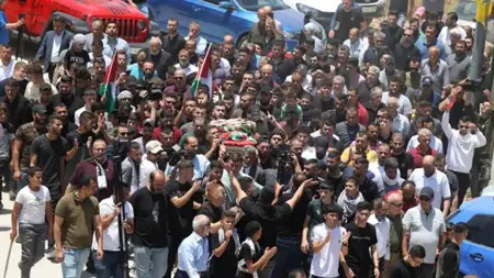 جنود الاحتلال يقتلون رضيعا فلسطينيا برصاصة في رأسه وهو في حضن والده جنود الاحتلال يقتلون رضيعا فلسطينيا برصاصة في رأسه وهو في حضن والده