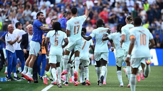 فرنسا أول المتأهلين لنصف نهائي كأس العالم بفوزها على المغرب 2-0