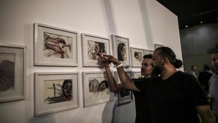 افتتاح معرض"للفنون البصرية " يجسد المعاناة والحالة المعيشية الصعبة في غزة
