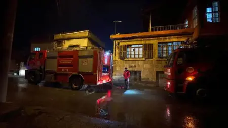 اندلاع حريق في منزلين في مرسين