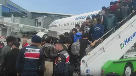 السلطات التركية ترحل 138 مهاجرا أفغانيا إلى بلادهم