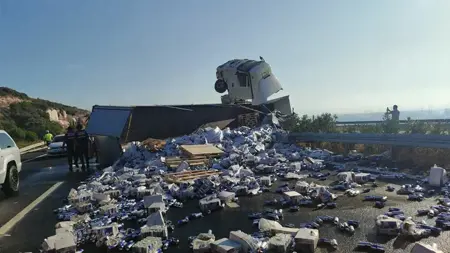 25 طن من مشروبات "ريد بل" تتناثر على طرق بورصة