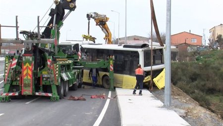 إسطنبول.. حافلة ركاب تتعرض لحادث مخيف في منطقة باشاك شهير