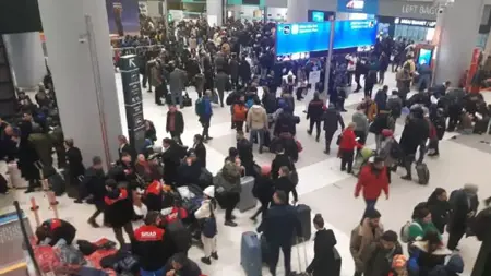 توافد متطوعو الإغاثة إلى مطار إسطنبول توافد متطوعو الإغاثة إلى مطار إسطنبول