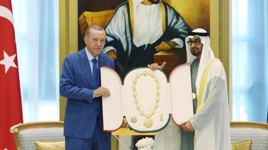 رئيس الإمارات يسلم أردوغان "وسام الدولة" 