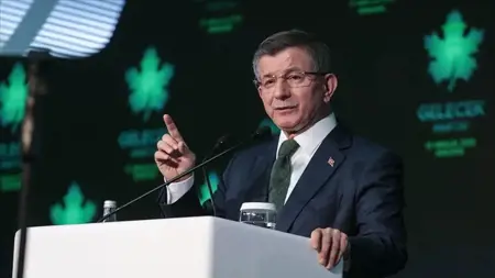 داود أوغلو يعلن اعتزال السياسة وإنهاء نشاط «حزب المستقبل»