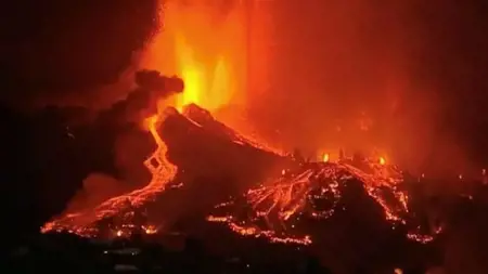 مقتل ١٠ أشخاص عقب ثوران بركان في إندونيسيا مقتل ١٠ أشخاص عقب ثوران بركان في إندونيسيا