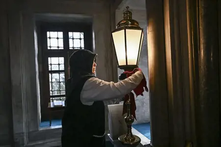 بالصور: تنظيف مسجد "أيوب سلطان" بماء الورد استعدادا لرمضان بالصور: تنظيف مسجد "أيوب سلطان" بماء الورد استعدادا لرمضان