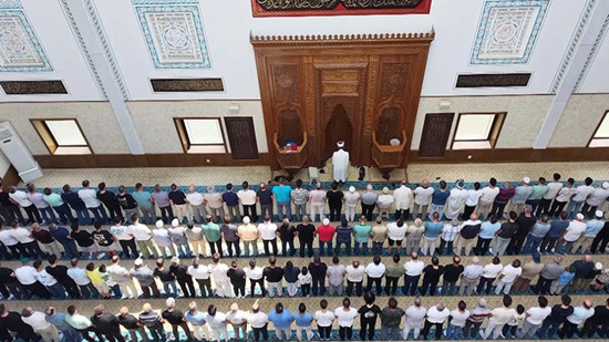 مسجد بقبّة متحرّكة تشبه «فتحة السقف» في السيّارات يلفت الأنظار في بورصة التركية