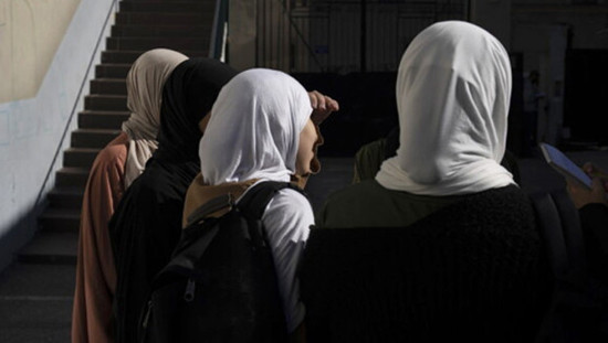 غضب في فرنسا: اليمين المتطرف يقترح تغريم المحجبات.. والمجلس الإسلامي يرد: «من يطمح لحكم فرنسا يجعل أولويته ملاحقة لباس النساء؟»