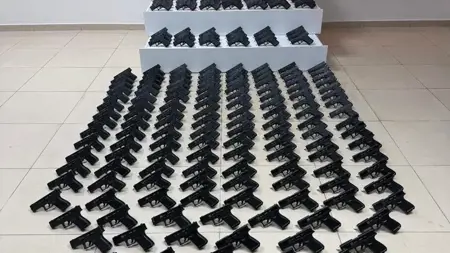 ضبط 228 مسدساً داخل شاحنة وتوقيف شخص واحد