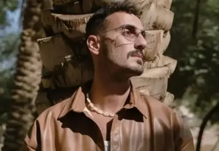 "فيصل غزاوي" عارض أزياء سعودي يثير الجدل بإطلالته في العمرة  "فيصل غزاوي" عارض أزياء سعودي يثير الجدل بإطلالته في العمرة