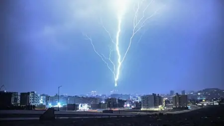 السعودية ..البرق يعانق برج الساعة الشهير بمكة المكرمة في منظر مهيب السعودية ..البرق يعانق برج الساعة الشهير بمكة المكرمة في منظر مهيب