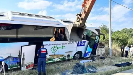 نوبة قلبية تتسبب في تعرض حافلة سياحية لحادث مروع في جناق قلعة نوبة قلبية تتسبب في تعرض حافلة سياحية لحادث مروع في جناق قلعة