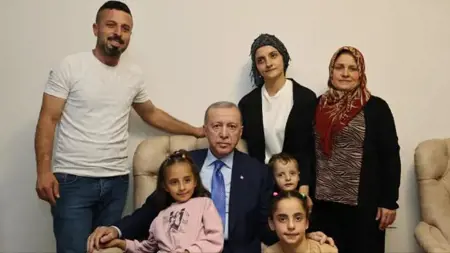 أردوغان يزور عائلة تم إنقاذها من تحت الأنقاض في زلزال شباط العام الماضي أردوغان يزور عائلة تم إنقاذها من تحت الأنقاض في زلزال شباط العام الماضي