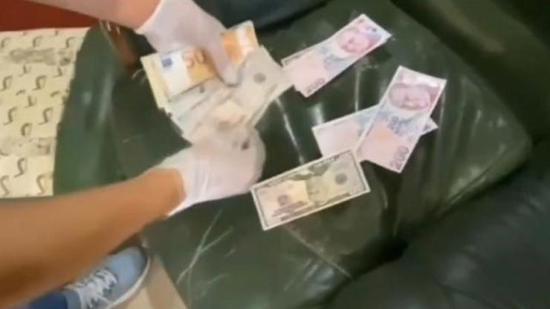 القبض على 4 من أصل 8 مشتبه بهم في عملية تزوير النقود في إسطنبول القبض على 4 من أصل 8 مشتبه بهم في عملية تزوير النقود في إسطنبول