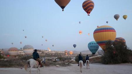 توقف جولات منطاد الهواء الساخن في كابادوكيا بسبب العاصفة الثلجية 